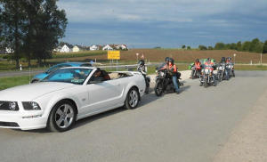 Klasse Wetter und tolle Kurven machten sowohl fr Fabi im Mustang als auch fr seine acht Harleys starke Eskorte die Tour zu einem super Erlebnis.