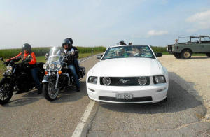 Vize Volker vom HOG Chapter Bodensee Donau chauffiert Fabi & Eltern standesgem im Ford Mustang Cabrio