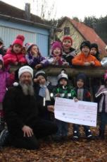 Der Harley-Nikolaus freut sich sehr, den Kiddies vom Kindergarten St. Vinzenzius den Buffet-Scheck in Hhe der Spenden berreichen zu drfen.
