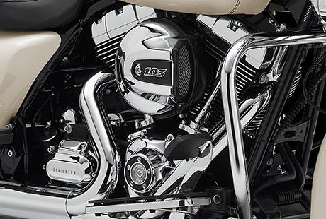 Road King Classic / Twin Cam 103 im Harley-Davidson Styling pur:    Genieen Sie den unverwechselbaren Look des Twin Cam 103 Motors, der an seiner Herkunft keine Zweifel aufkommen lsst. Er ist voll und ganz im echten Harley-Davidson Stil gestaltet  mit einer Liebe zum Detail, die Sie bei anderen Marken vergeblich suchen werden. Die schwarzen, pulverbeschichteten Zylinderkpfe und Zylinder bilden einen prgnanten Kontrast zu den polierten Khlrippenkanten und verchromten Ventildeckeln. Ein aus Metall gefertigtes Juwel: pur und vor Kraft strotzend. Von der klassischen Linie seiner Khlrippen bis hin zu den klaren Konturen seiner Gehuse und Deckel ist der Twin Cam 103 ein rckhaltloses Bekenntnis zu allem, was der Zufriedenheit des Fahrers dient.
