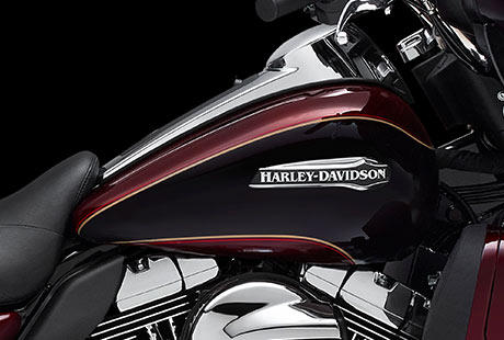 Electra Glide Ultra Classic / Klassischer Kraftstofftank mit 22,7 Litern:    Der klassisch geformte Tank der Harley-Davidson Electra Glide Ultra Classic prgt nicht nur das Erscheinungsbild des Bikes, sondern fasst auch 22,7 Liter Benzin, die ausgedehnte Touren ohne Tankstopp ermglichen. Eine hochwertige zweifarbige Lackierung mit herrlichen, przisen Pinstripes ber die ganze Lnge des Bikes und Tankmedaillons im klassischen Harley-Davidson Stil runden den stilvollen Custom-Touring-Look ab.
