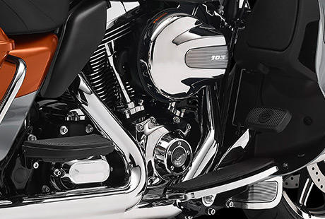 Electra Glide Ultra Limited / Schwarz gehaltener Motor mit Chrom-Details:    Genieen Sie den unverwechselbaren Look des Twin Cam 103 Motors, der an seiner Herkunft keine Zweifel aufkommen lsst. Er ist voll und ganz im echten Harley-Davidson Stil gestaltet  mit einer Liebe zum Detail, die Sie bei anderen Marken vergeblich suchen werden. Die schwarzen, pulverbeschichteten Zylinderkpfe und Zylinder bilden einen prgnanten Kontrast zu den polierten Khlrippenkanten und verchromten Ventildeckeln. Ein aus Metall gefertigtes Juwel: pur und vor Kraft strotzend. Von der klassischen Linie seiner Khlrippen bis hin zu den klaren Konturen seiner Gehuse und Deckel ist der Twin Cam 103 ein rckhaltloses Bekenntnis zu allem, was der Zufriedenheit des Fahrers dient.
