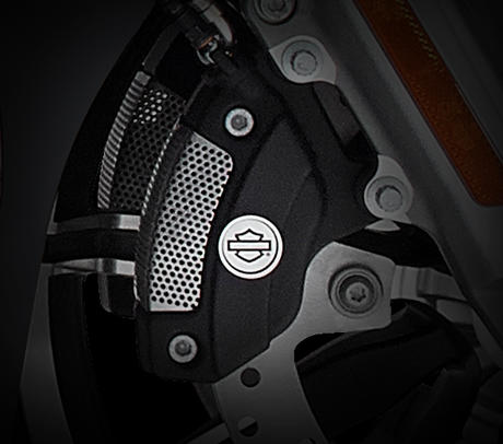 Electra Glide Ultra Classic / Hochleistungsbremsen von Brembo:    Brembo Hochleistungs-Doppelscheibenbremsen vorn sorgen fr ideal dosierbare Bremskraft, die Vertrauen schafft und Ihnen die perfekte Kontrolle ber das Bike gibt. Die Vierkolben-Bremssttel vorn und hinten verzgern jederzeit sicher und absolut standfest. Verlassen sie sich drauf!
