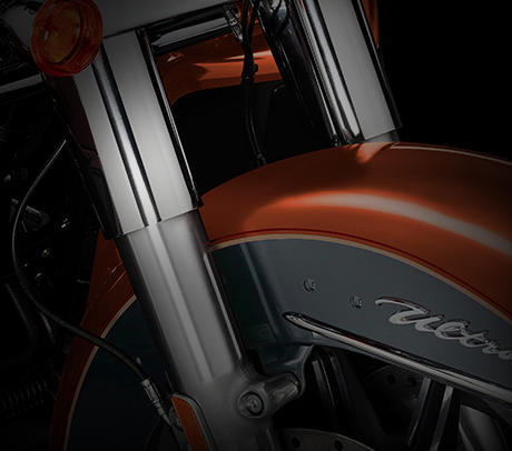 Electra Glide Ultra Classic / Steifes Front-End:    Einerlei, ob langgezogene Kurve oder enge Spitzkehre: Harley-Davidson hat das Fahrverhalten weiter verbessert  durch ein noch steiferes Front End, die Erhhung des Standrohrdurchmessers der Gabel auf 49 mm und neue, uerst robuste Lenkkopflager. Das Ergebnis: ein noch agileres Handling.
