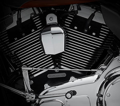 Electra Glide Ultra Classic / Schwarzes Motordesign mit Chrom:    Genieen Sie den unverwechselbaren Look des Twin Cam 103, der an seiner Herkunft keine Zweifel aufkommen lsst. Er ist voll und ganz im echten Harley-Davidson Stil gestaltet  mit einer Liebe zum Detail, die Sie bei anderen Marken vergeblich suchen werden. Die schwarzen, pulverbeschichteten Zylinderkpfe und Zylinder bilden einen prgnanten Kontrast zu den polierten Khlrippenkanten und verchromten Ventildeckeln. Ein aus Metall gefertigtes Juwel: pur und vor Kraft strotzend. Von der klassischen Linie seiner Khlrippen bis hin zu den klaren Konturen seiner Gehuse und Deckel ist der Twin Cam 103 ein rckhaltloses Bekenntnis zu allem, was die Zufriedenheit des Fahrers ausmacht.
