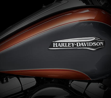 Electra Glide Ultra Classic / Klassischer Kraftstofftank mit 22,7 Litern:    Der klassisch geformte Tank der Harley-Davidson Electra Glide Ultra Classic prgt nicht nur das Erscheinungsbild des Bikes, sondern fasst auch 22,7 Liter Benzin, die ausgedehnte Touren ohne Tankstopp ermglichen. Eine hochwertige zweifarbige Lackierung mit herrlichen, przisen Pinstripes ber die ganze Lnge des Bikes und Tankmedaillons im klassischen Harley-Davidson Stil runden den stilvollen Custom-Touring-Look ab.
