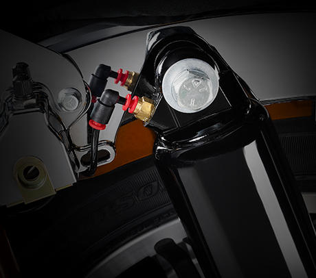 Electra Glide Ultra Classic / Fahrwerk mit Luftuntersttzung:    Mit der serienmigen Luftuntersttzung knnen Sie das Fahrwerk Ihrer Maschine an die jeweilige Beladung, die Fahrbahnbeschaffenheit und Ihre ganz persnlichen Vorlieben angleichen. Reduzieren Sie den Luftdruck, um ein sanfteres Fahrerlebnis zu genieen, erhhen Sie ihn, um das Fahrwerk hrter zu machen. Das Ventil befindet sich zwischen Koffer und Heckfender. Bei dieser Harley-Davidson dreht sich alles um den Komfort  genieen Sie ihn!
