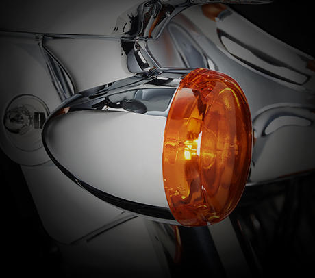 Ultra Limited Low / Bullet-Blinker:    Um den cleanen, schlanken und faszinierenden Look und ein ebensolches Fahrgefhl zu erzeugen, wie es einer Harley-Davidson gebhrt, hat Harley-Davidson  die Touring Modelle von vorn bis hinten berarbeitet. Das Tpfelchen auf dem i bilden die Bullet Blinker. So dezent wie zeitgem und bereits jetzt ein Klassiker.
