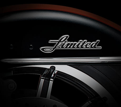 Ultra Limited / Metallene Embleme auf Tank und Fender:    Es geht hier nicht nur um ein Bike. Es geht um ein Kunstwerk, das mit Leidenschaft und Kreativitt in vielen Stunden intensiver Arbeit entstand, und bei dem Harley-Davidson  nicht ruhte, bis jedes Detail wirklich perfekt war. So war fr die charakteristischen Embleme nur Metall gut genug. Nichts anderes wre es wert, dieses Motorrad zu zieren.
