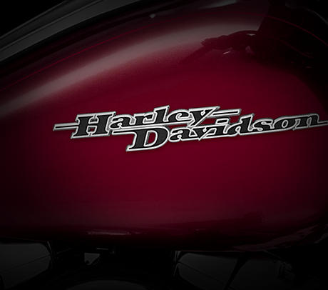 Street Glide Special / Klassischer Tank, 22,7 Liter:    Der klassisch geformte Tank prgt nicht nur das Erscheinungsbild des Bikes, sondern fasst auch 22,7 Liter Benzin, die ausgedehnte Touren ohne Tankstopp ermglichen. Die hochwertige Lackierung und attraktive, auffllige Farben sowie przise gefertigte Harley-Davidson-Tankembleme vervollstndigen den einzigartigen Look der Maschine.
