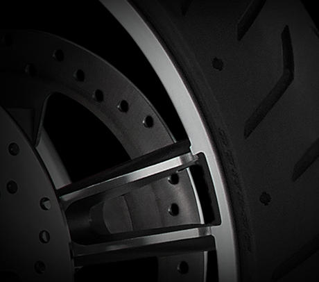 Street Glide Special / Dunlop Multi-Tread-Bereifung, 180 mm hinten:    Der 180-Millimeter-Hinterreifen wurde nicht nur entwickelt, um den hinteren Fender auszufllen und mehr Gummi auf die Strae zu bringen. Die Dunlop Multi-Tread-Technologie nutzt hrtere Mischungen in der Mitte und weichere an den Flanken. Das ergibt einen Reifen, der lange hlt und besten Grip in Kurven bietet. Der Reifen verleiht dem Bike optimale Wendigkeit auf kurvigen Straenabschnitten. Das Feeling beim Kurvenfahren wird ein Lcheln in Ihr Gesicht zaubern, das noch viele Kilometer lang anhalten wird.
