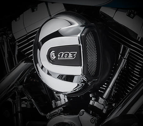 Softail Heritage Classic / Harley-Davidson Styling pur:    Genieen Sie den unverwechselbaren Look des High Output Twin Cam 103B Motors, der an seiner Herkunft keine Zweifel aufkommen lsst. Er ist voll und ganz im echten Harley-Davidson Stil gestaltet  mit einer Liebe zum Detail, die Sie bei anderen Marken vergeblich suchen werden. Die schwarzen, pulverbeschichteten Zylinderkpfe und Zylinder bilden einen prgnanten Kontrast zu den polierten Khlrippenkanten und verchromten Ventildeckeln. Ein aus Metall gefertigtes Juwel: pur und vor Kraft strotzend. Von der klassischen Linie seiner Khlrippen bis hin zu den klaren Konturen seiner Gehuse und Deckel ist der High Output Twin Cam 103B ein rckhaltloses Bekenntnis zu allem, was die Zufriedenheit des Fahrers ausmacht.
