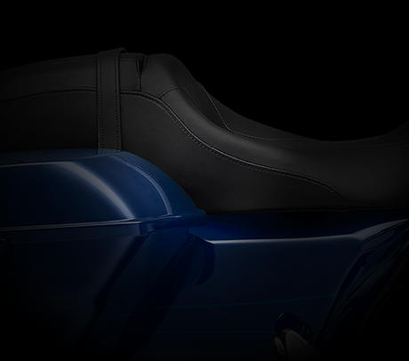 Road Glide Special / Einteilige Doppelsitzbank:     Die Road Glide Special ist mit einer einteiligen Street Glide Doppelsitzbank ausgestattet. Sie kombiniert einen Custom-Look mit hchstem Komfort. Niemand legt mehr Meilen im Sattel zurck, um einen Sattel zu entwerfen, als die Harley-Davidson Motor Company. Schwingen Sie sich darauf.

