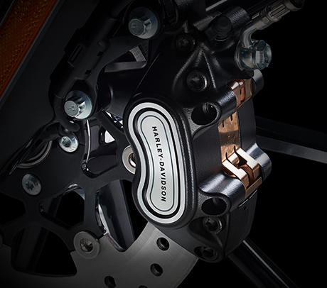 Softail Breakout / ABS serienmig:    Bei aller Freude am Fahren: Ihre Sicherheit zhlt! Daher verfgt Ihre Harley-Davidson serienmig ber ein leistungsstarkes Antiblockiersystem. Die ABS-Komponenten sind so dezent in das Design der Maschine integriert, dass sie gar nicht weiter auffallen. Was aber noch viel wichtiger ist: Sie knnen sich jederzeit auf die sichere Verzgerung Ihrer Harley verlassen.
