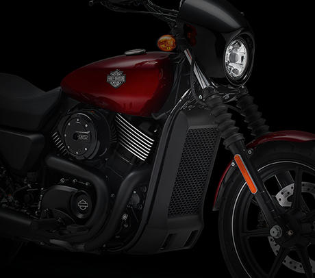 Street XG 750 / Leicht vom Stnder zu heben:    Die Harley-Davidson Street XG 750 vom Seitenstnder in die Senkrechte zu heben ist dank ihres geringen Gewichtes und des niedrigen Schwerpunkts ein Kinderspiel. Einfach aufsteigen und losfahren - so mhelos, wie auf den Anlasserknopf zu drcken.
