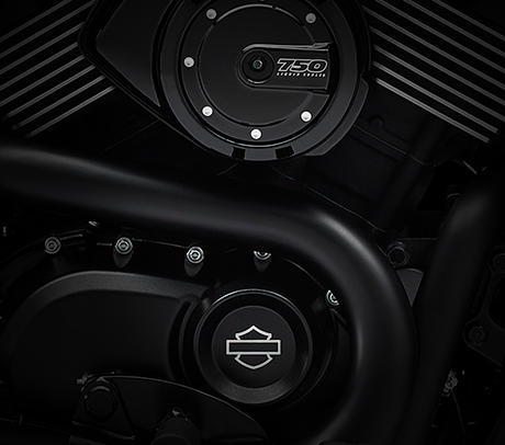 Street XG 750 / Revolution X Engine Heritage:    Der Revolution X Motor der Harley-Davidson Street XG 750 ist brandneu. Die Expertise dahinter ist Ergebnis langer Erfahrung. Wir sind die Harley-Davidson Motor Company und den Bau unserer flssigkeitsgekhlten V-Twin-Motoren haben wir uns hart erarbeitet: auf der Rennstrecke und auf der Strae. Wir haben den flssigkeitsgekhlten V-Twin der V-Rod seit mehr als einem Jahrzehnt verfeinert. Und wir haben die Performance der V-Twin Generation fr Generation optimiert. Der Harley-Davidson V-Twin ist mehr als ein Motor. Er ist eine Legende auf der ganzen Welt und wird wegen seiner Zuverlssigkeit respektiert. Und Biker in aller Welt lieben ihn wegen des Feelings, das man nur am Gasgriff einer Harley-Davidson sprt. Mit dem neuen Revolution X-Motor dringt Harley-Davidson technisch in neue Sphren ein. Seine Seele bleibt jedoch die gleiche.
