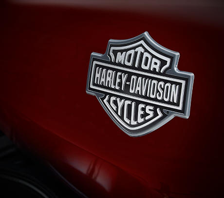Street XG 750 / Premiumlackierung:    Betrachten Sie die Lackierung der neuen Harley-Davidson Street 750 - Sie erkennen unsere jahrzehntelange Leidenschaft, Farbe perfekt auf Metall zu bertragen. Kein Werk weltweit lackiert Motorrder so wie Harley-Davidson. Die Tanks und Fender aus unserer Lackiererei setzen den Standard auf Straen rund um den Globus. Wenn Sie sehen, wie sich die Lichter der Stadt in den tiefen, satten Farben auf der Street 750 spiegeln, wissen Sie, warum.

