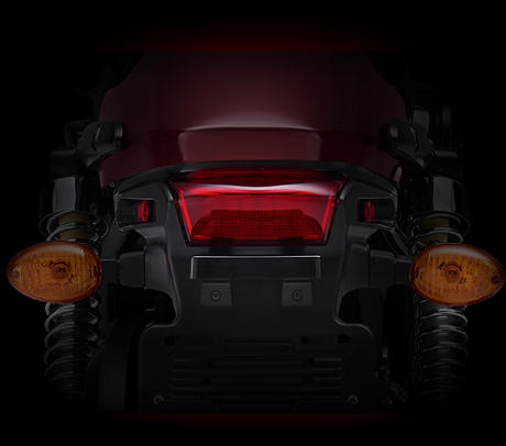 Street XG 750 / LED-Rckleuchten und Mini Bullet Blinker:    Die Harley-Davidson Street 750 verfgt serienmig ber ein Custom-LED-Rcklicht und Mini Bullet Blinker. Es sind die kleinen Details, die ein Motorrad modern, schlank und stark erscheinen lassen. Bei der Street 750 haben wir genau auf diese Details geachtet.
