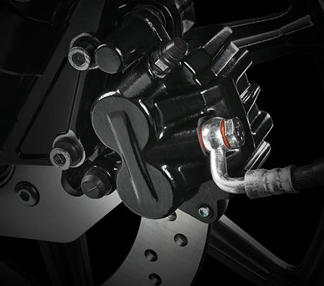 Street XG 750 / Einscheibenbremsen mit Doppelkolben-Bremssattel:    Ordentliche Bremskraft schafft Vertrauen ins Bike. Die Einzel-Scheibenbremsen der neuen Harley-Davidson Street750 mit Doppelkolben-Bremsstteln bieten kraftvolle Verzgerung.
