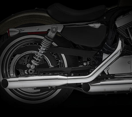 Sportster XL 1200 Seventy-Two / Neue Auspuffanlage:    Um noch besser zu sein, als es die knftigen, weltweiten Emissionsstandards fordern, haben wir eine neue Auspuffanlage entworfen. Sie sorgt nicht nur fr eine beraus beeindruckende Power sondern auch fr einen imposanten Sound, der Ihre Maschine unmissverstndlich als Harley-Davidson kennzeichnet. Natrlich entspricht auch das Design mit den uerst robusten Endschalldmpfern und klassischen Hitzeschilden exakt Ihren Vorstellungen von einem echten US-Bike. Der Katalysator und beheizbare O2-Sensoren stellen sicher, dass nicht nur die Umwelt sondern auch Ihr Fahrgefhl profitiert.
