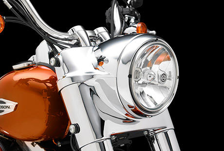 Dyna Switchback / Markante Retro-Details:    Das klassische Retro-Design der Switchback besticht durch einen zeitgemen Look, der dieses Bike klar von der Masse abhebt. Details wie die prgnante Scheinwerfer-Verkleidung, der Mini-Apehanger-Lenker und die attraktiv gestaltete Tankkonsole mit dem 5-Zoll-Tacho fgen sich stimmig zu einem top-aktuellen Bild zusammen, der zugleich tief in der Design-Tradition von Harley-Davidson verwurzelt ist.
