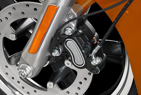 Dyna Switchback / ABS serienmig:    Ihre Harley-Davidson verfgt serienmig ber ein leistungsstarkes Antiblockiersystem. Die ABS-Komponenten haben wir so dezent in das Design der Maschine integriert, dass sie gar nicht weiter auffallen. Was aber noch viel wichtiger ist: Sie knnen sich jederzeit auf die sichere Verzgerung Ihrer Harley verlassen.
