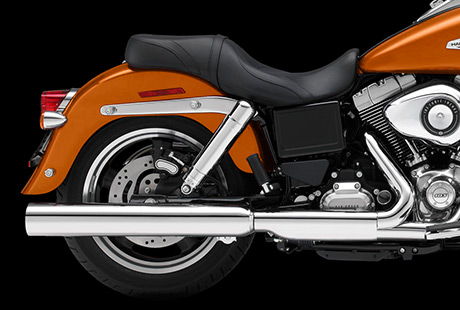 Dyna Switchback / 2-in-1-Auspuffanlage:    Die 2-in-1-Auspuffanlage erinnert an das markante Design klassischer Harley Modelle und sorgt zugleich dafr, die Motorwrme effizient vom Fahrer und Beifahrer wegzuleiten. Darber hinaus trgt das sorgfltig abgestimmte System zur kraftvollen Drehmoment-Entfaltung der Switchback bei  und sorgt fr den charakteristischen Harley-Davidson Sound.