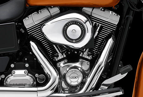 Dyna Switchback / Harley-Davidson Styling pur:    Genieen Sie den unverwechselbaren Look des Twin Cam 103 Motors, der an seiner Herkunft keine Zweifel aufkommen lsst. Er ist voll und ganz im echten Harley-Davidson Stil gestaltet  mit einer Liebe zum Detail, die Sie bei anderen Marken vergeblich suchen werden. Die schwarzen, pulverbeschichteten Zylinderkpfe und Zylinder bilden einen prgnanten Kontrast zu den polierten Khlrippenkanten und Ventildeckeln. Ein aus Metall gefertigtes Juwel: pur und vor Kraft strotzend. Von der klassischen Linie seiner Khlrippen bis hin zu den klaren Konturen seiner Gehuse und Deckel ist der Twin Cam 103 ein rckhaltloses Bekenntnis zu allem, was die Zufriedenheit des Fahrers ausmacht.
