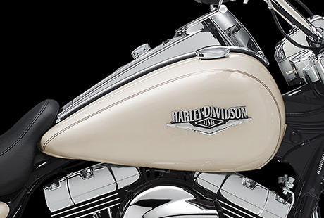 Road King Classic / Klassischer Kraftstofftank:    Der klassisch geformte Tank der Harley-Davidson Road King Classic prgt nicht nur das Erscheinungsbild des Bikes, sondern fasst auch 22,7 Liter Benzin, die ausgedehnte Touren ohne Tankstopp ermglichen. Eine hochwertige zweifarbige Lackierung mit herrlichen, przisen Pinstripes ber die ganze Lnge des Bikes und Tankmedaillons im klassischen Harley-Davidson Stil runden den stilvollen Custom-Touring-Look ab.
