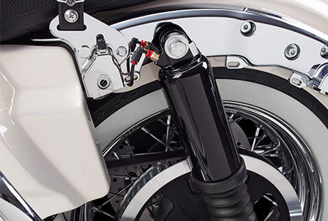 Road King Classic / Fahrwerk mit Luftuntersttzung:    Mit der serienmigen Luftuntersttzung knnen Sie das Fahrwerk Ihrer Maschine an die jeweilige Beladung, die Fahrbahnbeschaffenheit und Ihre ganz persnlichen Vorlieben angleichen. Reduzieren Sie den Luftdruck, um ein sanfteres Fahrerlebnis zu genieen, erhhen Sie ihn, um das Fahrwerk hrter zu machen. Das Ventil befindet sich zwischen Koffer und Heckfender. Bei dieser Harley-Davidson dreht sich alles um den Komfort  genieen Sie ihn!
