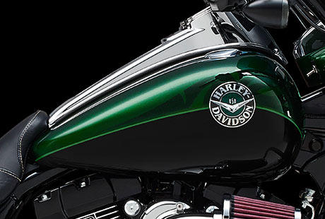 Screamin Eagle Road King / Neue Embleme auf Tank und Fender:    Es geht hier nicht nur um ein Bike. Es geht um ein Kunstwerk, das mit Leidenschaft und Kreativität in vielen Stunden intensiver Arbeit entstand, und bei dem Harley-Davidson nicht ruhte, bis jedes Detail wirklich perfekt war. So war für die charakteristischen Embleme nur Metall gut genug. Nichts anderes wäre es wert, dieses Motorrad zu zieren.
