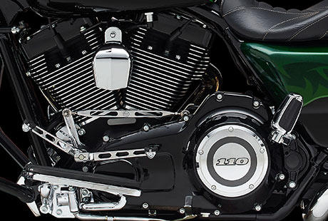 Screamin Eagle Road King / Die Innovationen des Twin Cam 110 Motors:    Starten Sie den Twin Cam 110™ und spüren Sie seine Kraft im unteren Drehzahlbereich. Die gewaltigen 110 Kubikzoll sorgen für ein überwältigendes Drehmoment und ein Durchzugsvermögen mit Adrenalin-Kick in sämtlichen Gängen. Der hubraumstärkste V-Twin von Harley-Davidson entwickelt Bärenkäfte. Dazu kommt ein starker Antriebsstrang mit Sechsganggetriebe – nie hat es sich besser angefühlt, eine Harley-Davidson zu fahren.
