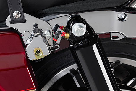 Electra Glide Ultra Classic / Fahrwerk mit Luftuntersttzung:    Mit der serienmigen Luftuntersttzung knnen Sie das Fahrwerk Ihrer Maschine an die jeweilige Beladung, die Fahrbahnbeschaffenheit und Ihre ganz persnlichen Vorlieben angleichen. Reduzieren Sie den Luftdruck, um ein sanfteres Fahrerlebnis zu genieen, erhhen Sie ihn, um das Fahrwerk hrter zu machen. Das Ventil befindet sich zwischen Koffer und Heckfender. Bei dieser Harley-Davidson dreht sich alles um den Komfort  genieen Sie ihn!
