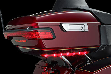 Electra Glide Ultra Classic / LED Tour-Pak Beleuchtung:    Die helle LED Tour-Pak Beleuchtung ist nicht zum Angeben geschaffen. Gesehen zu werden, ist auf einem Motorrad ausschlaggebend. Das wissen alle Fahrer. Dank Project RUSHMORE gehrt es nun zum Serienumfang
