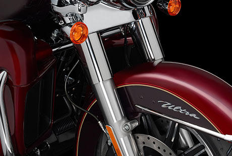 Electra Glide Ultra Classic / Neuer Lenkkopf und neue Gabel:    Einerlei, ob langgezogene Kurve oder enge Spitzkehre: Harley-Davidson hat das Fahrverhalten weiter verbessert  durch ein noch steiferes Front End, die Erhhung des Standrohrdurchmessers der Gabel auf 49 mm und neue, uerst robuste Lenkkopflager. Das Ergebnis: ein noch agileres Handling.
