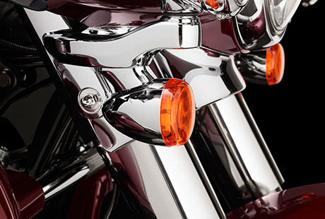 Electra Glide Ultra Classic / Bullet-Blinker:    Um den cleanen, schlanken und faszinierenden Look und ein ebensolches Fahrgefhl zu erzeugen, wie es einer Harley-Davidson gebhrt, berarbeitete Harley-Davidson die Touring Modelle von vorn bis hinten. Das Tpfelchen auf dem i bilden die Bullet Blinker. So dezent wie zeitgem und bereits jetzt ein Klassiker.
