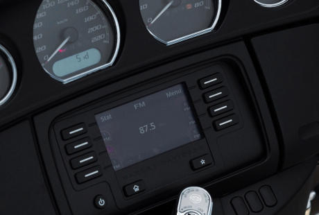 Electra Glide Ultra Classic / Neues Boom! Box 4.3 Audiosystem:    Die vielleicht wichtigste News: Sie erzielen jetzt eine um 25 Prozent hhere Lautstrke. Das neue Boom! Box 4.3 Audiosystem leistet bei einem Klirrfaktor von 1 Prozent satte 25 Watt pro Kanal. Zudem ist es mit einem perfekt auf die Hrumgebung auf einem Bike abgestimmten Equalizer ausgestattet, damit Sie Ihre Lieblingstracks exakt so wahrnehmen, wie Sie sie schtzen. Das neue Speed-Tuning-System bietet mehr als eine bloe Lautstrkeanpassung an die unterschiedlichen Geschwindigkeiten: Es passt auch die Bass- und Hhenwiedergabe an das Tempo an, so dass Sie stets einen optimalen Klang genieen, ob Sie nun gemchlich dahinrollen oder Ihrer Maschine die Sporen geben. Hren Sie selbst!
