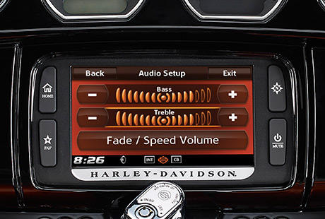 Electra Glide Ultra Limited / Neues Boom! Box 6.5GT Audiosystem:    Die vielleicht wichtigste News: Sie erzielen jetzt eine um 25 Prozent hhere Lautstrke. Das neue Boom! Box 6.5GT Audiosystem leistet bei einem Klirrfaktor von 1 Prozent satte 25 Watt pro Kanal. Zudem ist es mit einem perfekt auf die Hrumgebung auf einem Bike abgestimmten Equalizer ausgestattet, damit Sie Ihre Lieblingstracks exakt so wahrnehmen, wie Sie sie schtzen. Das neue Speed-Tuning-System bietet mehr als eine bloe Lautstrkeanpassung an die unterschiedlichen Geschwindigkeiten: Es passt auch die Bass- und Hhenwiedergabe an das Tempo an, so dass Sie stets einen optimalen Klang genieen, ob Sie nun gemchlich dahinrollen oder Ihrer Maschine die Sporen geben. Hren Sie selbst!
