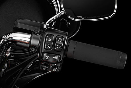 Electra Glide Ultra Limited / Neue ergonomisch ausgelegte Lenkerarmaturen:    Es ist schwer, die Fahrt zu genieen und sich auf den Verkehr zu konzentrieren, wenn die Schalter am Lenker umstndlich zu bedienen sind. Deshalb wurden den Lenkerarmaturen der neuen Touring Maschinen genauso viel Aufmerksamkeit geschenkt, wie dem Rest der Bikes. Sie sind nun ergonomischer gestaltet und exakt so positioniert und ausgerichtet, dass Sie perfekt unter Ihrem Daumen liegen. Harley-Davidson  hat eine leicht aktivierbare Geschwindigkeitsregelanlage, griffgnstige Bedienelemente fr die Infotainment Funktionen und einen leicht greifbaren Trigger zur Aktivierung der Displayanzeigen angebracht. Zudem wird jetzt jede Tastenaktivierung durch ein vertrauenseinflendes, fhlbares Klicken besttigt. Auch der Zndschalter wurde optimiert. Und die elektrische Anlage ist bereits auf das einfache Customizing mit weiterem elektrischen Parts and Accessories vorbereitet.
