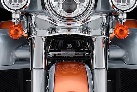 Electra Glide Ultra Limited / Neuer Lenkkopf und neue Gabel:    Einerlei, ob langgezogene Kurve oder enge Spitzkehre: Harley-Davidson  hat das Fahrverhalten weiter verbessert  durch ein noch steiferes Front End, die Erhhung des Standrohrdurchmessers der Gabel auf 49 mm und neue, uerst robuste Lenkkopflager. Das Ergebnis: ein noch agileres Handling.
