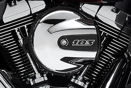 Electra Glide Ultra Limited / Neuer Luftfilter:    die Design-Philosophie  von Harley-Davidson lsst sich ziemlich einfach erklren: Die Form folgt der Funktion, und beides dient der Emotion. Das neue Luftfiltergehuse ist ein erstklassiges Beispiel dafr. Es ist das vielleicht funktionalste Gehuse, mit dem je ein Harley-Davidson Touring Bike ausgestattet wurde. Der Motor atmet damit freier durch und liefert mehr Leistung. Es bietet darber hinaus auch mehr Beinfreiheit und sorgt fr eine verbesserte Luftstrmung um den Fahrer. Und die Emotion? Am besten spren Sie es selbst, wenn Sie sich auf Ihren V-Twin schwingen.
