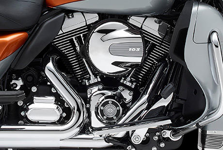 Electra Glide Ultra Limited / Die Tradition des Twin Cam 103 Motors:    Die Motor Company wei nur zu gut, was ein Motorradfahrer an einem Motor schtzt. Diese Erfahrung aus mehr als hundert Jahren Motorenbau kam bei der Entwicklung des Twin Cam 103 Motors voll zum Tragen. Harley-Davidson  hat alles gegeben, um jeden Kubikzoll zu perfektionieren und Design und Technologie noch weiter zu verbessern. Und zwar ohne Kompromisse beim einzigartigen Stil einzugehen, der eine Harley Davidson seit jeher auszeichnet  ganz in der Tradition der Flathead, Knucklehead, Panhead, Shovelhead, Evolution, Twin Cam 88 und Twin Cam 96 Motoren, die Geschichte geschrieben haben. Die Leistung und Robustheit dieser Triebwerke sind ein direktes Ergebnis der unzhligen Meilen, welche die V-Twins seit 1909 hinter sich gebracht haben, und des stolzen Erbes von ber hundert Jahren, die dem Leben auf zwei Rdern gewidmet waren.
