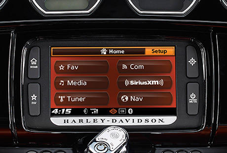 Electra Glide Ultra Limited / Neuer 6,5-Zoll-Farb-Touchscreen:    Der 6,5-Zoll-Touch-Screen prsentiert Ihnen alle Informationen in Farbe, in ihrem Blickfeld und grer denn je. Er punktet mit zeitgemen Grafiken, Farben zum Auswhlen, der automatischen und manuellen Dimmfunktion sowie mit einem Design, das perfekt in die Verkleidung integriert ist. Mit zahlreichen neuen Funktionen hat Harley-Davidson die Bildschirmtechnologie auf die nchsthhere Stufe gehoben. Weit mehr, als Sie vielleicht erwarten, aber genau das, was Sie verdienen.
