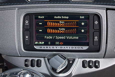 Screamin Eagle Electra Glide Ultra Limited / Neuer 6,5-Zoll-Farb-Touchscreen :    Der 6,5-Zoll-Touch-Screen präsentiert Ihnen alle Informationen in Farbe, in ihrem Blickfeld und größer denn je. Er punktet mit zeitgemäßen Grafiken, Farben zum Auswählen, der automatischen und manuellen Dimmfunktion sowie mit einem Design, das perfekt in die Verkleidung integriert ist. Mit zahlreichen neuen Funktionen hat Harley-Davidson die Bildschirmtechnologie auf die nächsthöhere Stufe gehoben. Weit mehr, als Sie vielleicht erwarten, aber genau das, was Sie verdienen.
