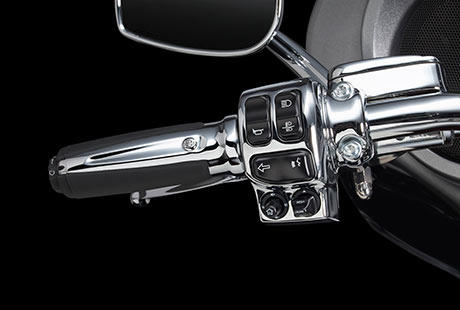 Screamin Eagle Electra Glide Ultra Limited / Neue ergonomisch ausgelegte Lenkerarmaturen:    Es ist schwer, die Fahrt zu genießen und sich auf den Verkehr zu konzentrieren, wenn die Schalter am Lenker umständlich zu bedienen sind. Deshalb hat Harley-Davidson den Lenkerarmaturen der neuen Touring Maschinen genauso viel Aufmerksamkeit geschenkt, wie dem Rest der Bikes. Sie sind nun ergonomischer gestaltet und exakt so positioniert und ausgerichtet, dass Sie perfekt unter Ihrem Daumen liegen. Harley-Davidson hat eine leicht aktivierbare Geschwindigkeitsregelanlage, griffgünstige Bedienelemente für die Infotainment Funktionen und einen leicht greifbaren Trigger zur Aktivierung der Displayanzeigen angebracht. Zudem wird jetzt jede Tastenaktivierung durch ein vertrauenseinflößendes, fühlbares Klicken bestätigt. Auch der Zündschalter wurde optimiert. Und die elektrische Anlage ist bereits auf das einfache Customizing mit weiterem elektrischen Parts and Accessories vorbereitet.
