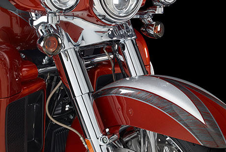 Screamin Eagle Electra Glide Ultra Limited / Neuer Lenkkopf und neue Gabel:    Einerlei, ob langgezogene Kurve oder enge Spitzkehre: Harley-Davidson hat das Fahrverhalten weiter verbessert – durch ein noch steiferes Front End, die Erhöhung des Standrohrdurchmessers der Gabel auf 49 mm und neue, äußerst robuste Lenkkopflager. Das Ergebnis: ein noch agileres Handling.

