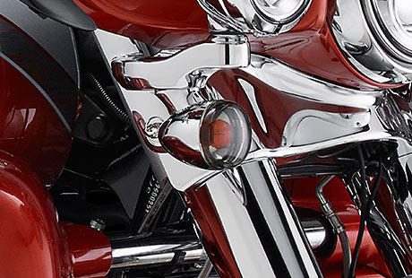 Screamin Eagle Electra Glide Ultra Limited / Bullet Blinker:    Um den cleanen, schlanken und faszinierenden Look und ein ebensolches Fahrgefühl zu erzeugen, wie es einem Harley-Davidson Touring Bike gebührt, hat Harley-Davidson die Limited von vorn bis hinten überarbeitet. Das Tüpfelchen auf dem i bilden die Bullet Blinker. So dezent wie zeitgemäß und bereits jetzt ein Klassiker.
