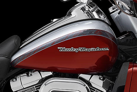 Screamin Eagle Electra Glide Ultra Limited / Neue Embleme auf Tank und Fender:    Es geht hier nicht nur um ein Bike. Es geht um ein Kunstwerk, das mit Leidenschaft und Kreativität in vielen Stunden intensiver Arbeit entstand, und bei dem Harley-Davidson nicht ruhte, bis jedes Detail wirklich perfekt war. So war für die charakteristischen Embleme nur Metall gut genug. Nichts anderes wäre es wert, dieses Motorrad zu zieren.
