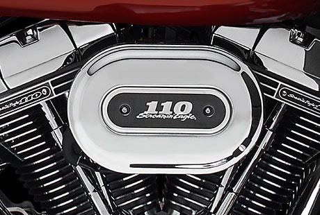 Screamin Eagle Electra Glide Ultra Limited / Neuer Luftfilter:    Die Design-Philosophie der Motor-Company lässt sich ziemlich einfach erklären: Die Form folgt der Funktion, und beides dient der Emotion. Das neue Luftfiltergehäuse ist ein erstklassiges Beispiel dafür. Es ist das vielleicht funktionalste Gehäuse, mit dem Harley-Davidson je ein Harley-Davidson Touring Bike ausgestattet hat. Der Motor atmet damit freier durch und liefert mehr Leistung. Es bietet darüber hinaus auch mehr Beinfreiheit und sorgt für eine verbesserte Luftströmung um den Fahrer. Und die Emotion? Am besten spüren Sie es selbst, wenn Sie sich auf Ihren V-Twin schwingen.
