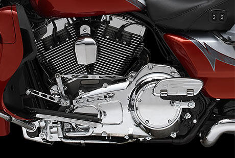 Screamin Eagle Electra Glide Ultra Limited / Die Innovationen des Twin Cam 110 Motors:    Starten Sie den Twin Cam 110 und spüren Sie seine Kraft im unteren Drehzahlbereich. Die gewaltigen 110 Kubikzoll sorgen für ein überwältigendes Drehmoment und ein Durchzugsvermögen mit Adrenalin-Kick in sämtlichen Gängen. Der hubraumstärkste V-Twin von Harley-Davidson entwickelt Bärenkäfte. Dazu kommt ein starker Antriebsstrang mit Sechsganggetriebe – nie hat es sich besser angefühlt, eine Harley-Davidson zu fahren.
